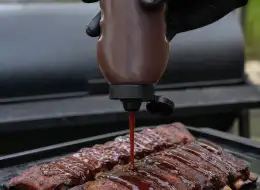 Quetschflaschen für BBQ-Sauce Anwendungsszene für Würzverpackungen