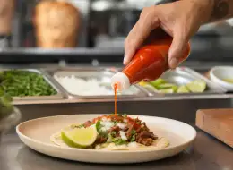 Quetschflaschen für Chilisauce Anwendungsszene für Würzverpackungen