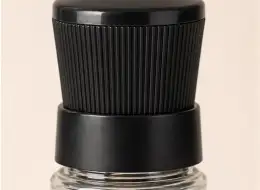 Kompakte Pfeffermühle mit schwarzem Deckel 100 ml Deckel- und Dichtungsdetail