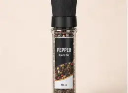 Kompakte Pfeffermühle mit schwarzem Deckel 100 ml Frontansicht für gewerbliche Verpackungsprojekte