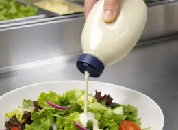 Disc-Top-Kappen für Dressingflaschen Anwendungsszene für Würzverpackungen