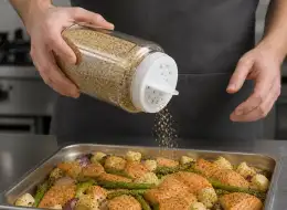 Große Glas-Gewürzstreuer für Gastronomie Anwendungsszene für Würzverpackungen