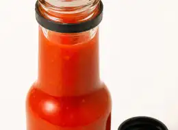 Glasflaschen für Chilisauce mit Reduzierkappen Deckel- und Dichtungsdetail