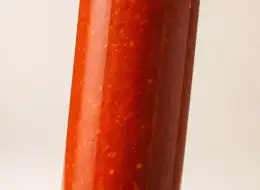 Glasflaschen für Chilisauce mit Reduzierkappen Material- und Herstellungsdetail