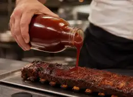 Glasflaschen für Ketchup und BBQ-Sauce Anwendungsszene für Würzverpackungen
