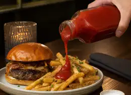 Glasflaschen für Ketchup und Tomatensauce Anwendungsszene für Würzverpackungen