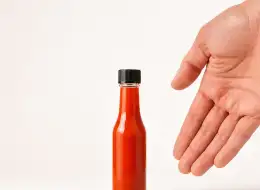 Mini-Chilisaucenflaschen in Großmenge Frontansicht für gewerbliche Verpackungsprojekte
