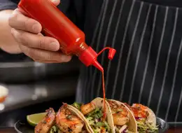 Düsen- und Reduzierkappen für Chilisauce Anwendungsszene für Würzverpackungen