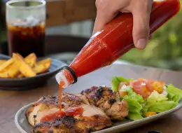 Pfeffersauce-Flaschen Anwendungsszene für Würzverpackungen