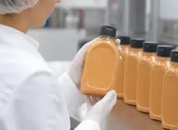 Dressingflaschen für Eigenmarke Anwendungsszene für Würzverpackungen