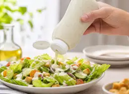 Quetschflaschen für Salatdressing Anwendungsszene für Würzverpackungen