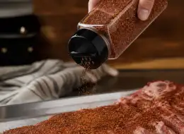 Gewürzflaschen mit Klappdeckel Anwendungsszene für Würzverpackungen