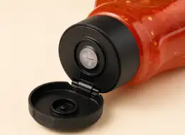 Kopfstehende Quetschflaschen für Sweet-Chili-Sauce Deckel- und Dichtungsdetail