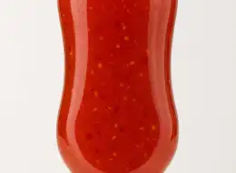 Kopfstehende Quetschflaschen für Sweet-Chili-Sauce Frontansicht für gewerbliche Verpackungsprojekte