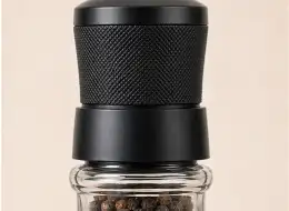 Hohe Salz- und Pfeffermühle aus Glas 350 ml Deckel- und Dichtungsdetail
