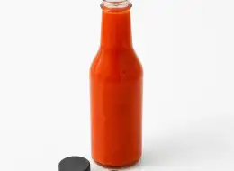Chilisaucenflaschen mit Originalitätsverschluss Material- und Herstellungsdetail