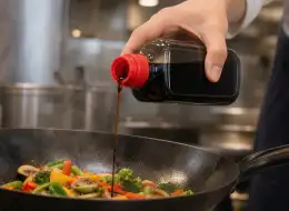 Flaschen für flüssige Würzprodukte mit Originalitätsverschluss Anwendungsszene für Würzverpackungen