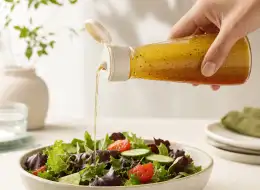 Ausgießflaschen für Vinaigrette Anwendungsszene für Würzverpackungen